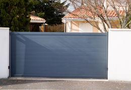 Portail coulissant design : quand style et praticité subliment votre extérieur